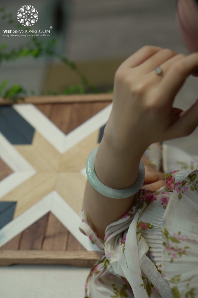 Tại sao nên đeo cẩm thạch