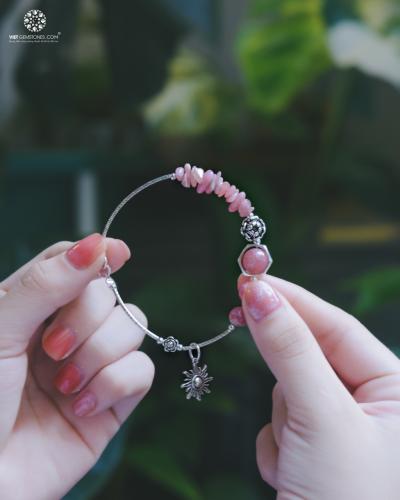 Lắc tay đá Đào Hoa phối Charm bạc