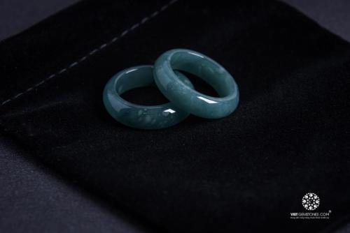 Nhẫn Ngọc Jade chạm nguyên khối.