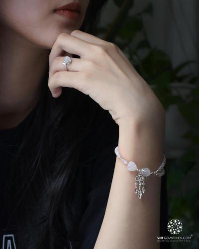 Bộ sản phẩm nhẫn Moonstones kết hợp cùng lắc tay Thạch anh trắng.