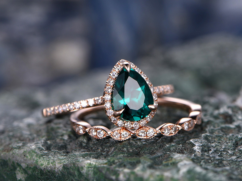Mặt nhẫn với tinh thể Emerald được mài cắt tinh xảo 